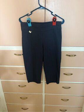 Classic Pull-On Crop Pants in Black